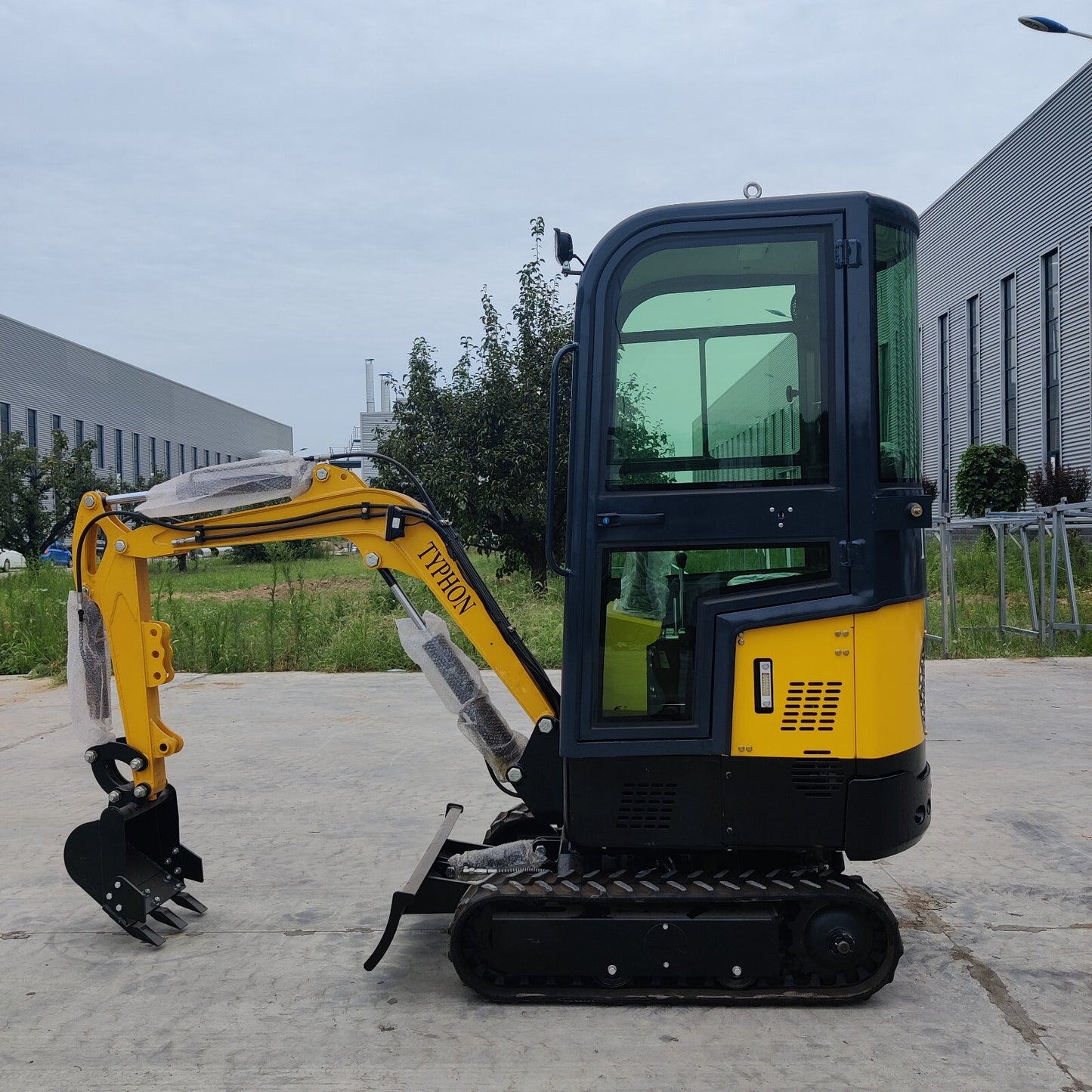 TYPHON Terror X 1.15 Ton Mini Excavator – 13.5HP Gas Track Crawler Digger with EPA Certification