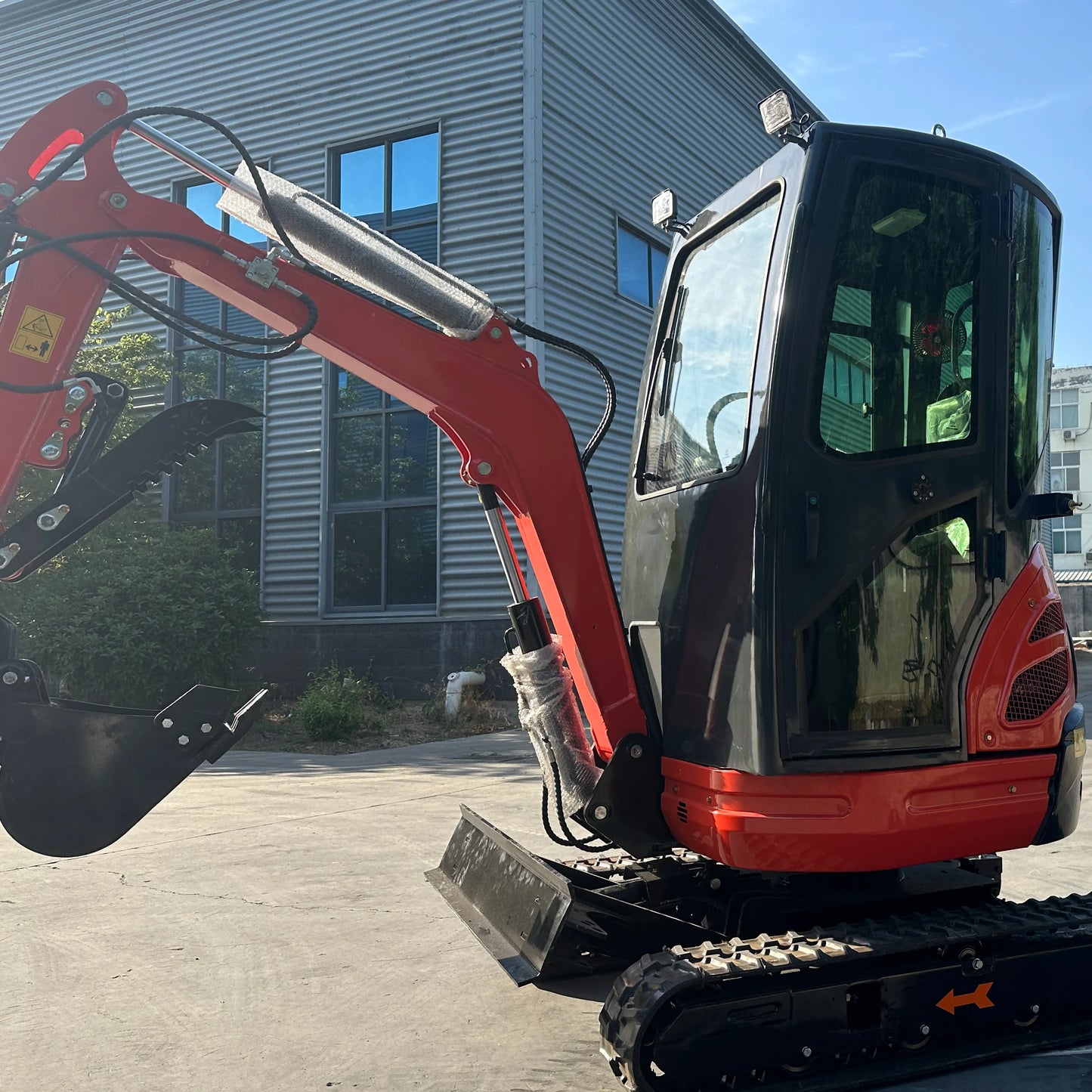 2–2.5 Ton Mini Excavator – Kubota Engine, Crawler Digger, 25HP, 2340mm Digging Depth